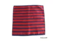 Detailansicht eines rot-blau gestreiften Herrentaschentuchs, klassisches Accessoire Anzug. - PSJS143#P