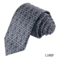 Gedetailleerd overzicht van een donkerblauwe herenstropdas met wit geometrisch kubuspatroon. - Geometrisch Raster (L185P)