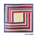 Gedetailleerd overzicht van geometrisch bedrukte vierkante sjaal voor dames, stijlvol. - Stijl XHYH19P