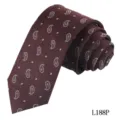 Gedetailleerde en scherpe close-up van de bordeauxrode das met mooie paisley- en bloemenprint. - Wijnrood Paisley Bloemen (L188P)