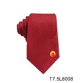 Gedetailleerd overzicht van een rode jacquard polyester stropdas met geborduurd logo. - T7.5L8008