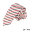 Detailopname van een gestreepte katoenen smalle stropdas in rood, blauw en wit, opgerold design. - Rood Blauw Wit Gestreept