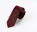 Primo piano dettagliato di una cravatta in seta bordeaux con fine motivo floreale rosso. - L50H-S16 set scatola regalo in seta con borsa
