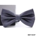 Primo piano dettagliato di un papillon grigio scuro a quadri, tessuto finemente lavorato. - Quadri Grigio Scuro (MBT1003P)