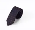 Dettaglio in primo piano di cravatta in seta blu scuro con motivo a quadri e trama fine. - L50H-S12 (set confezione regalo in seta + borsa)