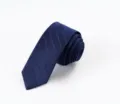 Dettaglio cravatta in seta blu navy, fini righe diagonali con pois bianchi, tessuto morbido - L50H-S13 (Set scatola regalo in seta + borsa)