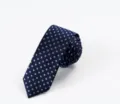 Vista dettagliata di una elegante cravatta in seta blu scuro da uomo con pois celesti. - L50H-S15 set scatola regalo in seta con borsa