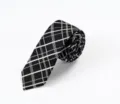 Gedetailleerd overzicht van een zwart-witte geruite zijden stropdas voor formele kleding. - L50H-S02 (Zijden cadeauset + draagtas)