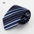 Formele heren zakelijke stropdas in donkerblauw met lichtblauwe en witte strepen variant. - Donkerblauw Wit Gestreept (A2)