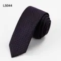 Stijlvolle smalle herenstropdas met een chique stippenpatroon, perfect voor zakelijke kleding. - L5044