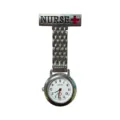 Orologio da infermiera in acciaio inossidabile con spilla di sicurezza e movimento al quarzo. - Croce NURSE (colore acciaio bianco)