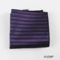 Taschino da uomo con righe viola dettaglio, elegante accessorio per giacca formale. - XH29#P