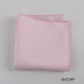 Vista dettagliata della pochette da uomo rosa chiaro con delicate cuciture dei bordi rosa. - XH31#P