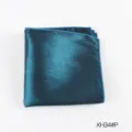 Detailopname van een opgevouwen heren pochet in turquoise glanzende stof met stiksels. - XH34#P