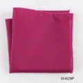 Gedetailleerd overzicht van een fuchsia heren pochette met nette gestikte randen. - XH42#P