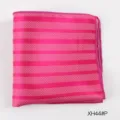 Gedetailleerd overzicht van een magenta herenpochet met wit gridpatroon, nette afwerking. - XH44#P