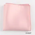 Close-up van roze pochet voor heren, gevouwen stofdetail, elegante trouwzakdoek. - XH46#P