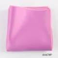 Gedetailleerd overzicht van de roze polyester pochette met fijne gestikte randen. - XH47#P