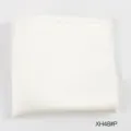Gedetailleerd overzicht van een wit pochet, fijne randen, premium polyester stof textuur close-up. - XH48#P