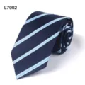 Klassische dunkelblaue Herrenkrawatte mit hellblauen Streifen für Business und Anzüge. - L7002