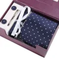 Heren donkerblauwe gestippelde das set met manchetknopen en dasclip in een prachtige geschenkdoos. - Hertogelijk Blauw Set