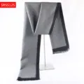Klassieke grijze sjaal met zwarte rand en stijlvolle franjes. Ideaal winteraccessoire voor dames. - Grijs-Zwart Tweekleurige Splicing Stijl(SRSS12S)