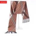 Bruine sjaal met ruitjespatroon en franjes, stijlvol accessoire voor herfst en winter. - Bruine Ruitjes Stijl(SRSS04S)