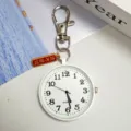 Studenten examen zakhorloge kwarts sleutelhanger klok met gelukshanger en cijfers. - Witte karabijnsluitingen