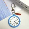 Draagbare studenten kwarts zakhorloge sleutelhanger met duidelijke cijfers en leuke gelukshanger. - Karabijnhaak Hemelsblauw