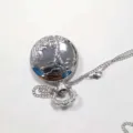 Orologio da tasca vintage in argento con coperchio inciso e lunga catena pendente chic. - Rilievo Architettura Argento