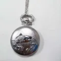 Orologio da tasca argentato in stile vintage con coperchio con pesce in rilievo e catena. - Pesce Saltante Argento