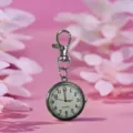 Orologio da tasca al quarzo portatile argentato con portachiavi e quadrante bianco per infermieri. - Argento