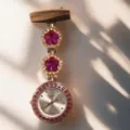 Elegante orologio da infermiera al quarzo con fiori di pruno in cristallo rosa e strass brillanti. - Strass rosso rosa con cassa in oro rosa