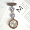 Elegante orologio infermiera con strass e fiori di cristallo viola, spilla al quarzo. - Strass viola chiaro con cassa in acciaio bianco