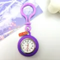 Orologio per infermiera in silicone viola con clip e ciondolo portafortuna, al quarzo. - Viola
