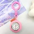 Orologio infermiere in silicone rosa con clip e ciondolo, orologio tascabile al quarzo portatile. - Rosa