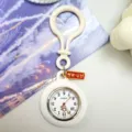 Orologio da infermiera in silicone al quarzo con portachiavi e ciondolo portafortuna esame. - Bianco
