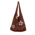 Detailansicht der braunen Strick-Häkel-Tasche mit weißen Blumenmustern und Netz-Design. - Karamellbraun