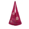 Nahaufnahme der pinken Häkel-Netztasche mit hübschen beige Blumenmustern und Details. - Fuchsia