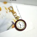 Mini orologio da tasca al quarzo con portachiavi dorato, ghiera rossa e numeri romani. - Marrone scuro