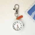 Weißes Quarz Taschenuhr Schlüsselanhänger mit Glücksbringer Student minimalistischer Stil - Weiß