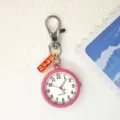 Süße rosa Quarz Taschenuhr Schlüsselanhänger mit Prüfungsglücksbringer Anhänger. - Rosa