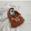 Braune Damen Umhängetasche aus Strick, Retro Hobo Bag mit Buchstaben und schickem Design. - Braun