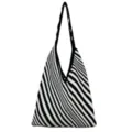 Vista dettagliata della borsa tote in maglia con motivo a righe nero e bianco e tessuto morbido. - Bianco e nero