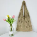 Nahaufnahme einer beigen Strick-Häkel-Tasche mit filigranen Blattmustern und feiner Textur. - Gestrickter Hohlblatt-Stil (z274) / Khaki