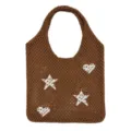 Braune gestrickte Shopper Tasche Detail mit Stern und Herz Muster und Netz Textur Design. - Kaffeebraun