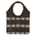 Detail der braunen Stricktasche mit filigranem Schneeflockenmuster und offener Netzstruktur. - Kaffeebraun
