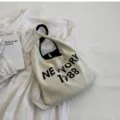 Koreanischer Vintage Strick Umhängetasche für Damen, Lässige Woll Handtasche mit Buchstaben. - Weiß