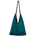 Vista dettagliata della borsa a tracolla in maglia a righe colorblock con ampio spazio. - blu-verde