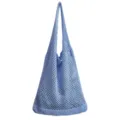 Detailansicht der hellblauen Strick Häkeln hohlen Mesh Schulter Tote Strandtasche Textur. - Himmelblau
